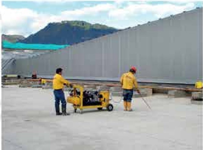 Nave industrial con juntas tratadas en cubierta